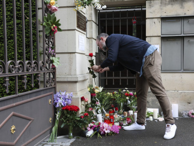 Cveće i sveće na kapiji njenog imanja u Švajcarskoj