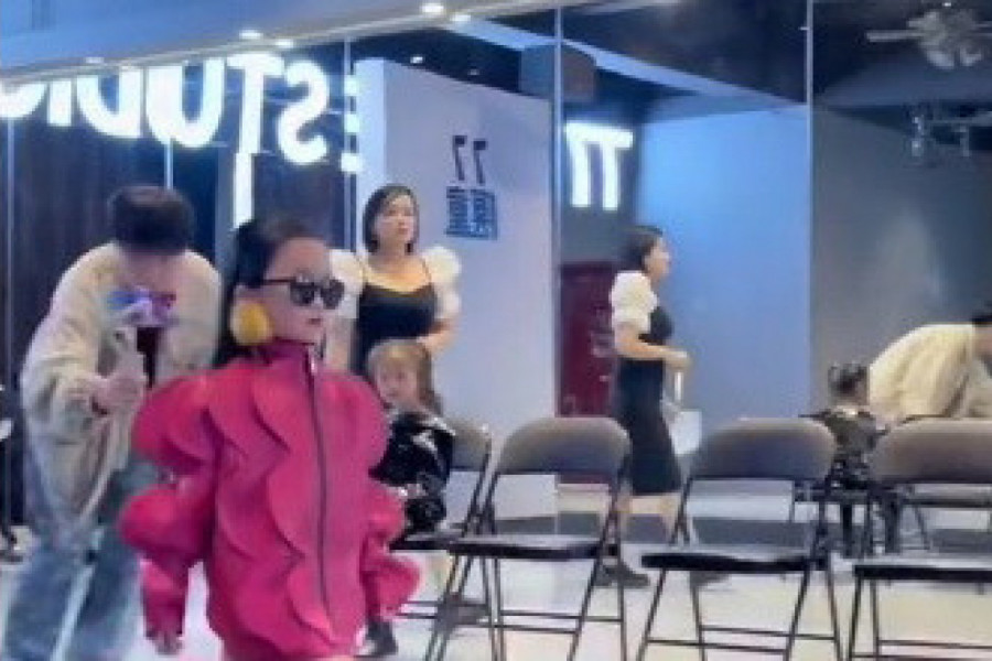 DEVOJČICA MANEKENKA POSTALA META ZGRAŽAVANJA: Ljudi zanemeli kada su videli kako je izašla na pistu: "Ona bi trebalo da se igra s igračkama"! (VIDEO)