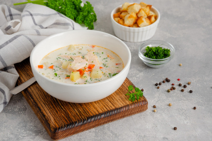 DOMAĆA BELA ČORBA SA POVRĆEM I PILETINOM: Tanjir pun zdravlja (FOTO)