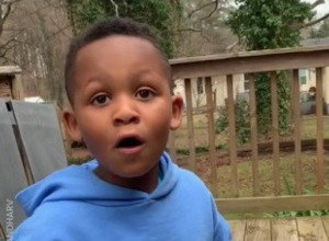 HRANITELJI SU MU SAOPŠTILI DA JE USVOJEN I USLEDIO JE VRISAK: Ovakvoj reakciji se nisu nadali, suze same teku! (VIDEO)