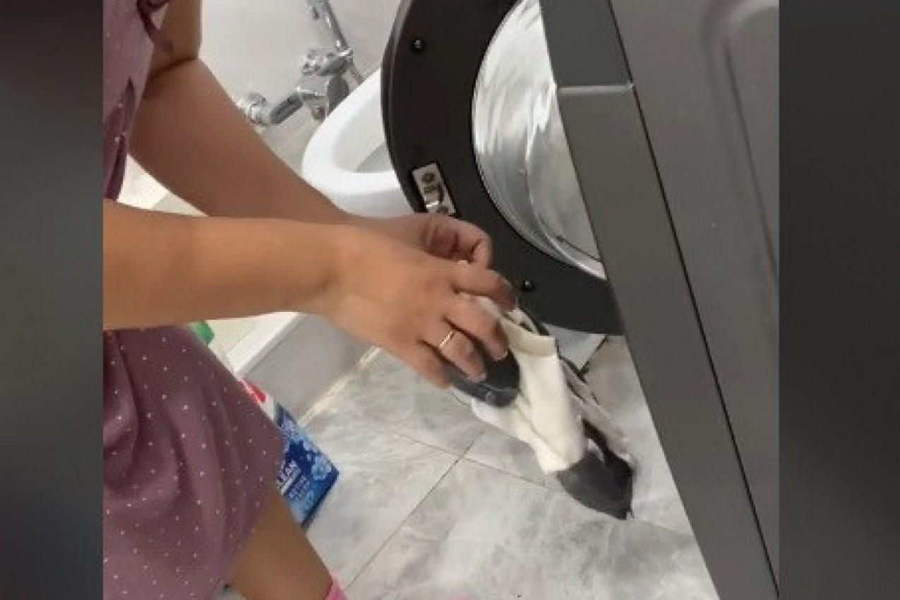 STAVILA PATIKE U VEŠ MAŠINU I ZAŽALILA: Evo šta je ostalo od njih nakon pranja (VIDEO)