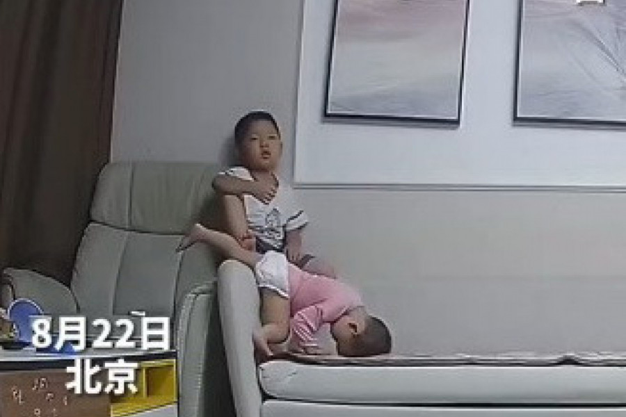 KAMERA SNIMILA JEZIVU SCENU! Ostavila je na trenutak bebu samu s malenim bratom, nije ni slutila šta će se dogoditi: Ovo tera suze na oči! (VIDEO)