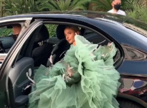 ŠOKANTNE SCENE U KANU: Hana pokušavala da uđe u automobil, a onda je usledila nezapamćena drama (VIDEO)