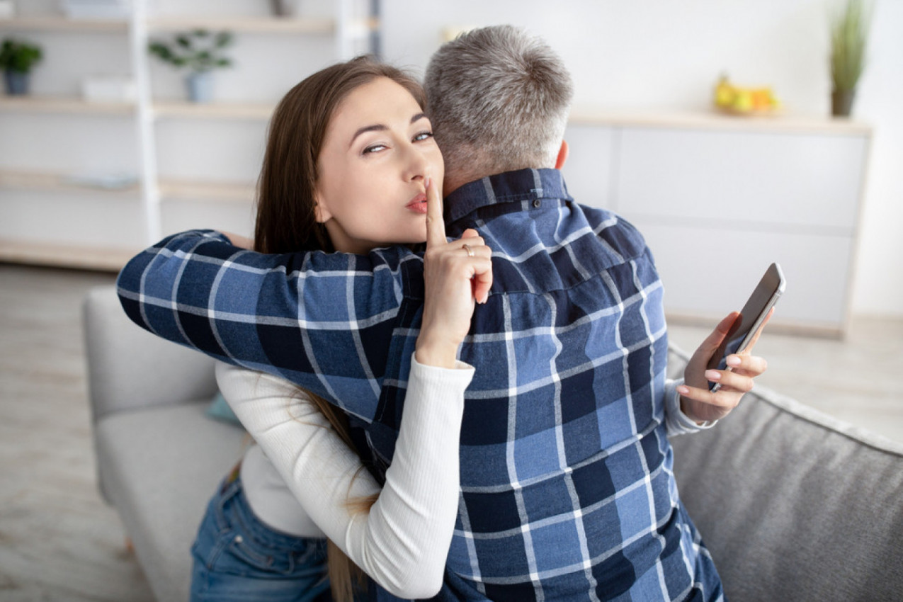 OTIŠAO JE NA PUT I U SPAVAĆU SOBU POSTAVIO KAMERE: Nije ni slutio šta će zabeležiti, sada ne može da se oporavi od šoka (FOTO)