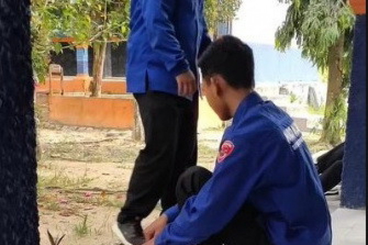 DEČAK JE U ŠKOLU DOLAZIO U POCEPANIM PATIKAMA: Nadao se da to niko ne primećuje, a onda ga je reakcija dece iz odeljenja dovela do ivice suza (VIDEO)