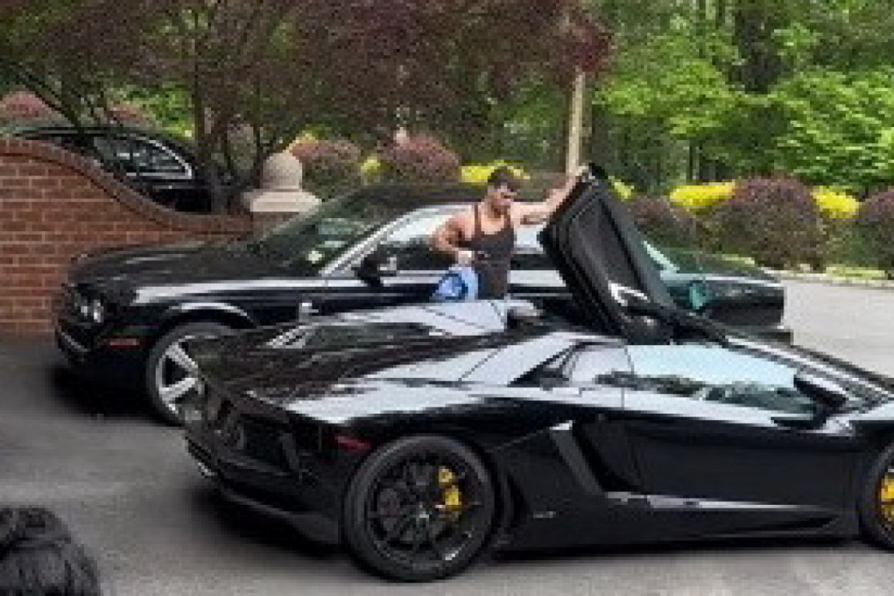 MOMAK ODBIJA DA VOZI SVOG LAMBORGINIJA I O TOME SAD BRUJI ČITAV SVET: Ljudi u čudu zbog njegovih razloga, zanemeli! (VIDEO)