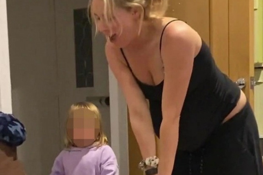DVOGODIŠNJA DEVOJČICA POMAŽE MAJCI KOJA IMA KONTRAKCIJE: Dok je žena stenjala od bolova pred porođaj, njena ćerka uradila je nešto što je sve ostavilo bez teksta (VIDEO)
