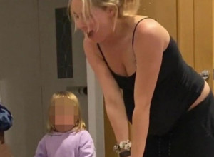 DVOGODIŠNJA DEVOJČICA POMAŽE MAJCI KOJA IMA KONTRAKCIJE: Dok je žena stenjala od bolova pred porođaj, njena ćerka uradila je nešto što je sve ostavilo bez teksta (VIDEO)