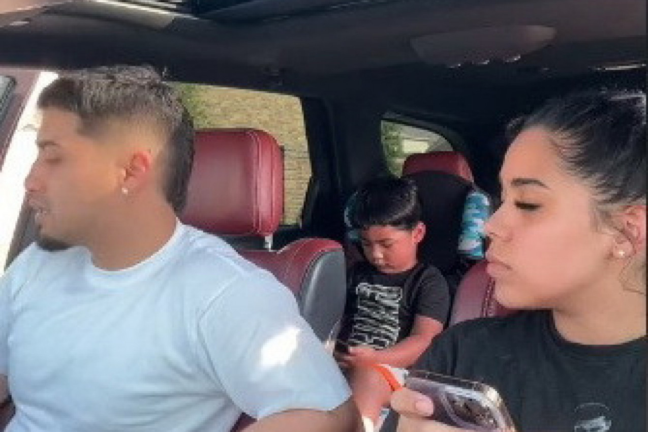 ŽENA JE PRED SINČIĆEM ZVALA LJUBAVNIKA KADA JE MUŽ IZAŠAO IZ KOLA: Nije ni slutila šta se dešava iza njenih leđa, posle ove scene nastao je haos! (VIDEO)