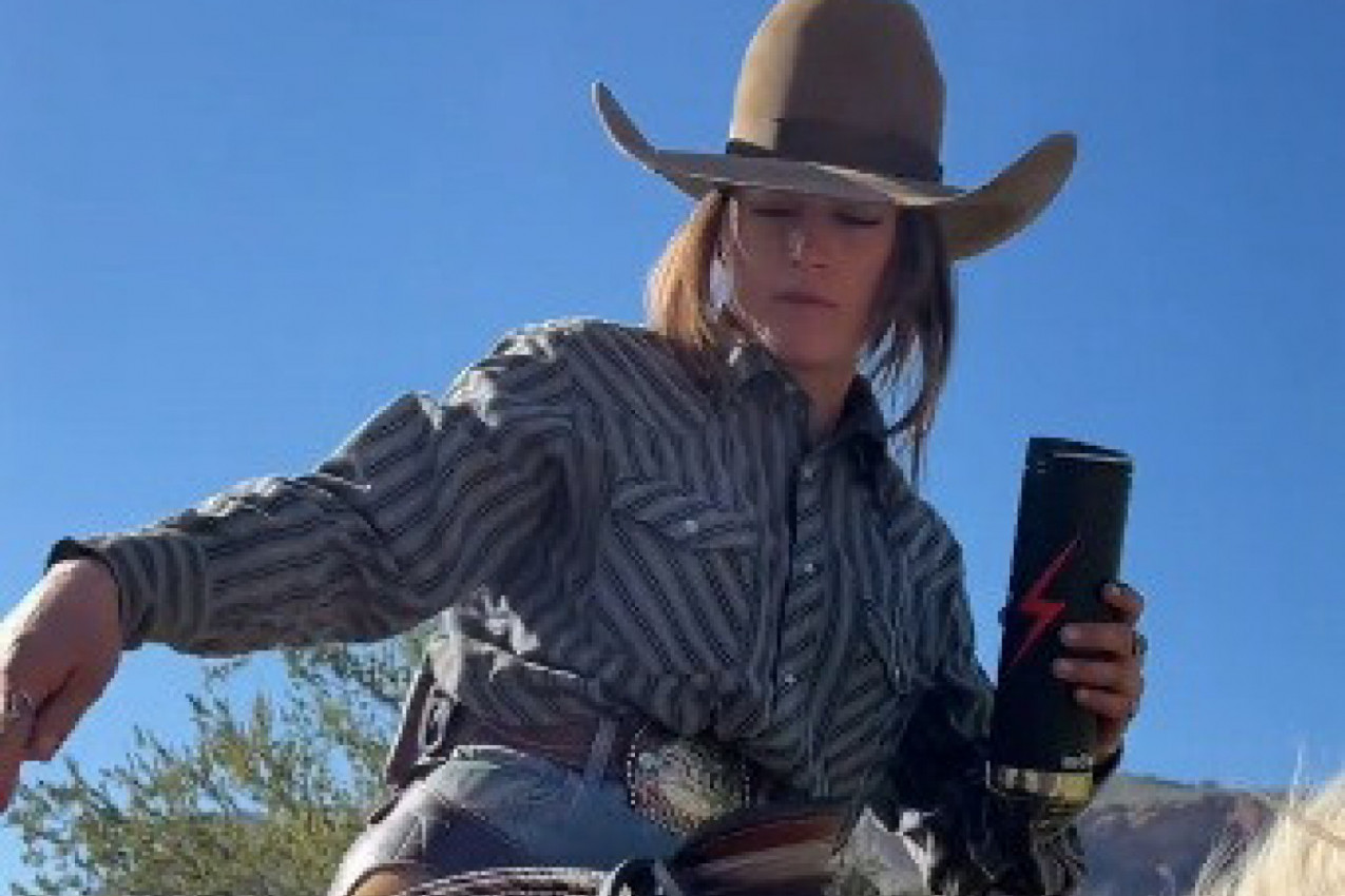 POZNATA INFLUENSERKA NAKON STRAHOVITOG PADA SA KONJA ZAVRŠILA U BOLNICI: Ubrzo je otkrila tužnu istinu, fanovi u suzama nakon dijagnoze (VIDEO)