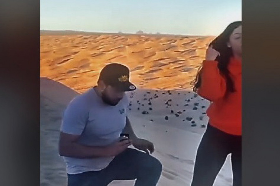 KLEKNUO JE DA ZAPROSI DEVOJKU, A ONDA POGLEDAO U KUTIJU S PRSTENOM I SKAMENIO SE! Usledio je horor kakav nije mogao ni da sanja! (VIDEO)