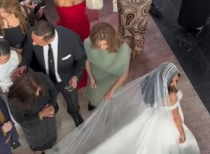 MLADA JE UŠETALA U CRKVU I USLEDIO JE ŠOK! Ljudi su videli šta joj se nalazi na velu, nastao muk, a zatim se prostorijom prolomio KRIK! (VIDEO)