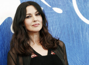 "NIJE MAJCI NI DO KOLENA": Nove izazovne fotografije ćerke Monike Beluči izazvale salve reakcija, razapeli je na društvenim mrežama, a šta vi kažete, na koga liči mlada Deva? (FOTO)