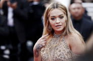 RITA ORA POTPUNO GOLA U SAUNI: Pevačica odlučila da na nesvakidašnji način promoviše novi album, mreže se usijale! (FOTO)