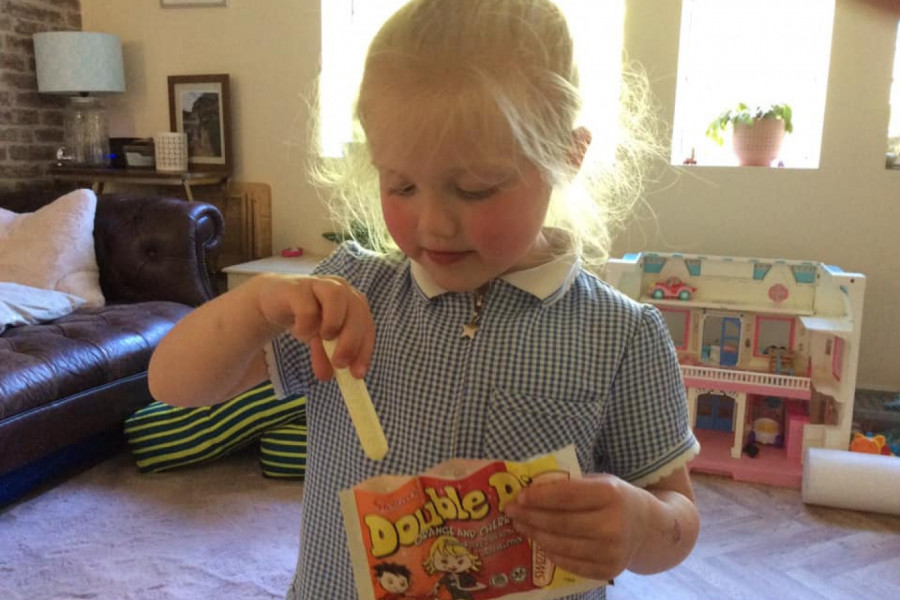 ŠETALI SU SA ČETVOROGODIŠNJOM ĆERKOM PO PLAŽI, A ONDA ODJEDNOM ZAČULI VRISAK: Kada su dotrčali do stene, imali su šta da vide, ovo nisu ni slutili! (FOTO)