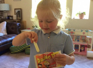 ŠETALI SU SA ČETVOROGODIŠNJOM ĆERKOM PO PLAŽI, A ONDA ODJEDNOM ZAČULI VRISAK: Kada su dotrčali do stene, imali su šta da vide, ovo nisu ni slutili! (FOTO)