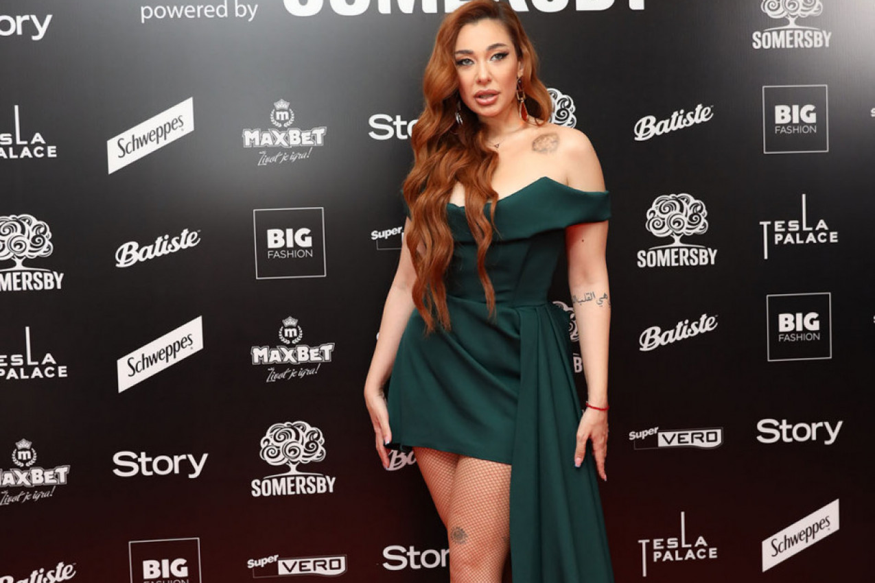 ŠTA SI TO OBUKLA, SANJA? Kakva je to garderoba, ima li ona suknju uopšte? (FOTO/VIDEO)