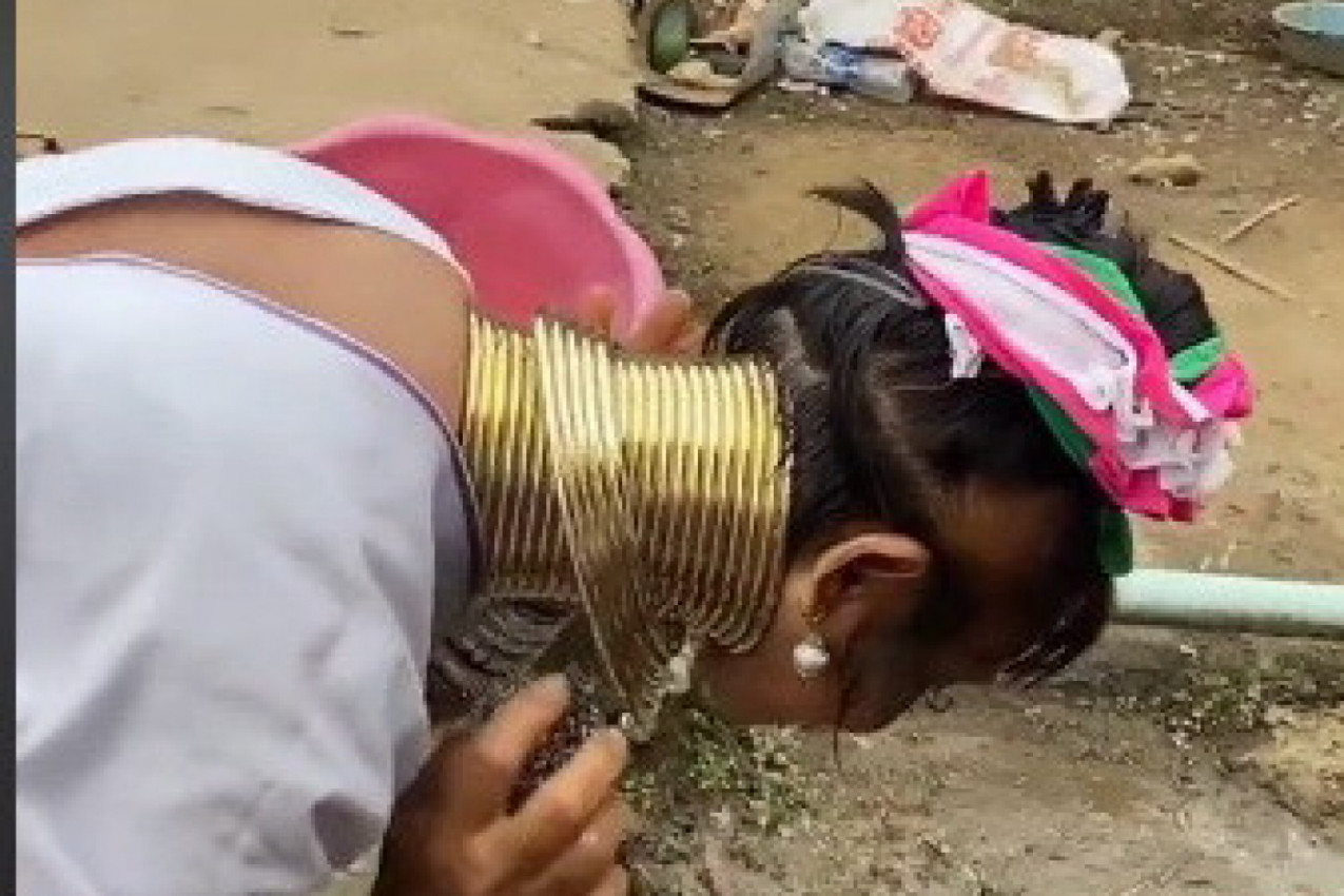 NAČIN NA KOJI OVE ŽENE PERU VRATOVE IZAZIVA JEZU: Korisnici mreže zanemeli, na sebi nose 4 kilograma bakarnih prstenova! (VIDEO)