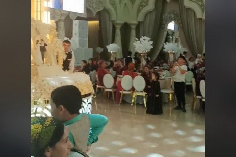 MLADENCI SU UŽIVALI NA VENČANJU, A KADA SU IM UNELI TORTU NASTAO JE ŠOK: Ovome se niko nije nadao, svi su u neverici gledali u ovaj neverovatan prizor (VIDEO)