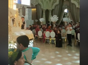 MLADENCI SU UŽIVALI NA VENČANJU, A KADA SU IM UNELI TORTU NASTAO JE ŠOK: Ovome se niko nije nadao, svi su u neverici gledali u ovaj neverovatan prizor (VIDEO)