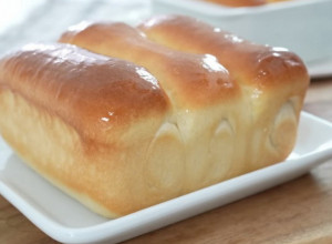 IZDAŠNI I PREUKUSNI DOMAĆI HLEB S MLEKOM: Nakon njega više nikada nećete ući u pekaru, miris će vas oboriti s nogu! (VIDEO)