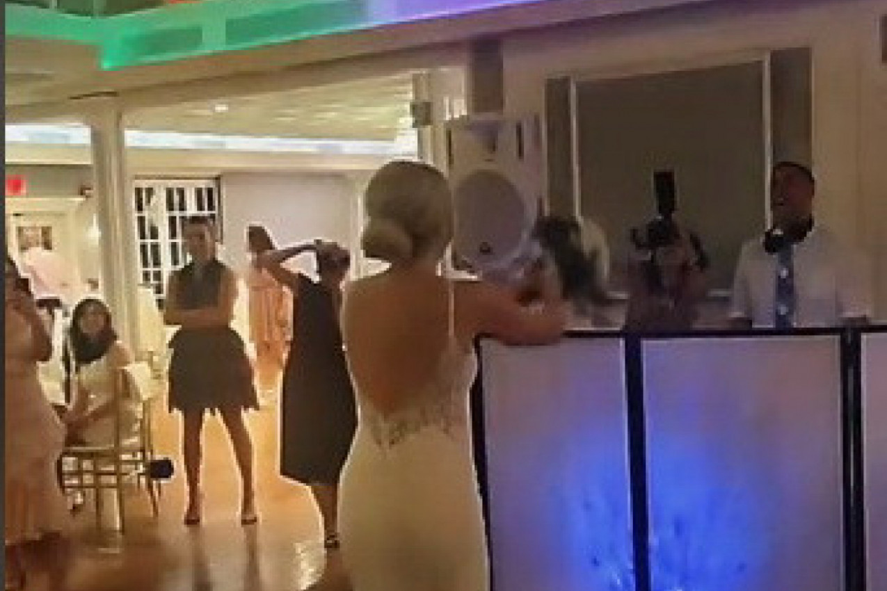 MLADA JE BACALA BIDERMAJER, A ONDA SE OKRENULA KA DRUGARICI! Začuo se vrisak, a zatim su svima krenule suze, nisu mogli da veruju šta je uradila! (VIDEO)