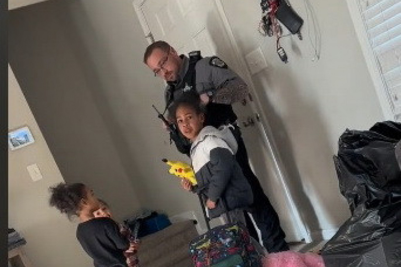 DEČAK JE KRIŠOM POZVAO POLICIJU I PRIJAVIO RODITELJE: Kada je službenik stigao u porodični dom, usledila je nezapamćena drama (VIDEO)