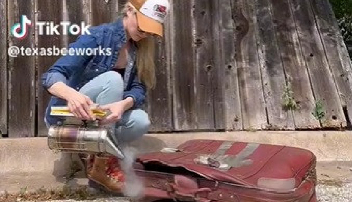 NAIŠLA JE NA STARI, UNAKAŽENI KOFER, A KAD GA JE OTVORILA ZATEKLA JE HOROR: Prenerazila se od šoka, ali ono što je potom uradila tek je zaprepašćujuće! (VIDEO)