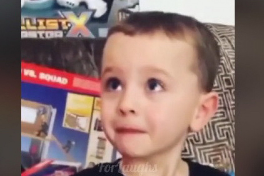 URUČILI SU SINU POKLON, A ONDA JE USLEDIO ŠOK: Zanemeli su zbog njegove reakcije, ovo nikako nisu očekivali, odjeknuo je krik! (VIDEO)