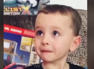 URUČILI SU SINU POKLON, A ONDA JE USLEDIO ŠOK: Zanemeli su zbog njegove reakcije, ovo nikako nisu očekivali, odjeknuo je krik! (VIDEO)