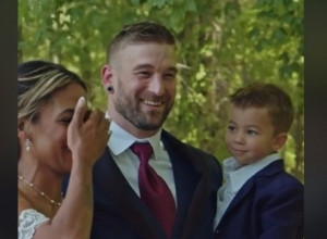 POZIRALA JE FOTOGRAFIMA S PORODICOM NA DAN VENČANJA, A ONDA JE USLEDIO ŠOK: Njen sin joj se obratio i mlada je briznula u plač, nije mogla da se suzdrži! (VIDEO)