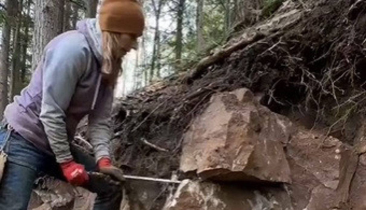 ODRONIO SE OGROMAN DEO STENE, A ONDA SE ZAČUO KRIK: Bila je u šoku, nije mogla da veruje šta se pojavilo ispred njenih nogu! (VIDEO)