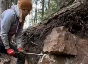 ODRONIO SE OGROMAN DEO STENE, A ONDA SE ZAČUO KRIK: Bila je u šoku, nije mogla da veruje šta se pojavilo ispred njenih nogu! (VIDEO)