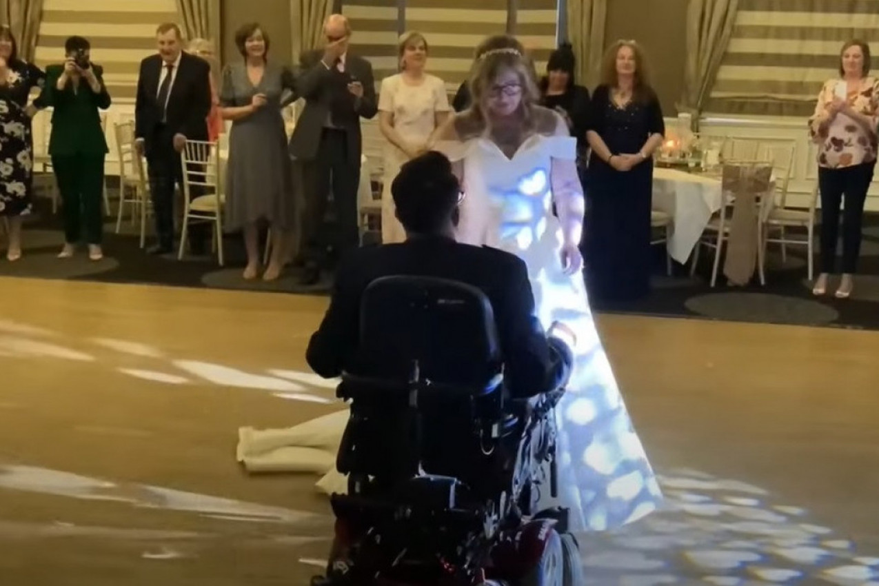 MLADOŽENJA SE PRED MLADOM POJAVIO U INVALIDSKIM KOLICIMA, a onda se dogodilo nešto zbog čega su svi zanemeli! Svatovi su vrisnuli od šoka, pa redom počeli da plaču! (FOTO/VIDEO)