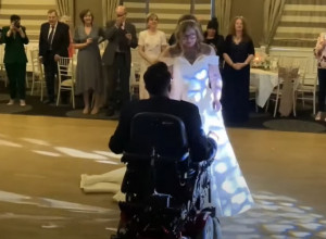 MLADOŽENJA SE PRED MLADOM POJAVIO U INVALIDSKIM KOLICIMA, a onda se dogodilo nešto zbog čega su svi zanemeli! Svatovi su vrisnuli od šoka, pa redom počeli da plaču! (FOTO/VIDEO)