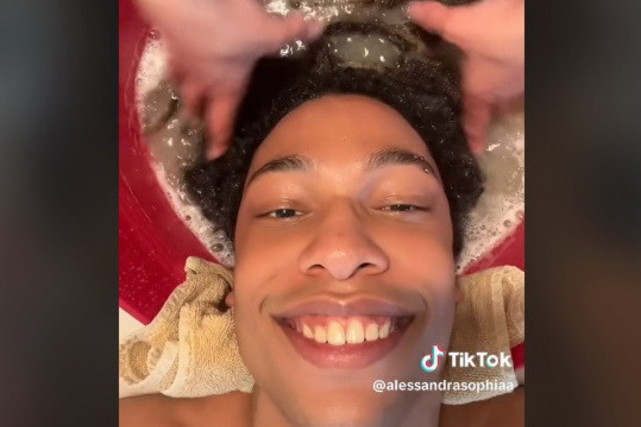 MLADIĆ 6 GODINA NIJE OPRAO KOSU, A ONDA SE NJEGOVA DEVOJKA DOHVATILA POSLA! Ono što se dogodilo nije mogao ni da sanja, rezultat je šokantan! (VIDEO)