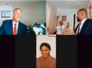 IMAO JE KONFERENCIJSKI POZIV DOK JE RADIO OD KUĆE, a onda su usledili šokovi: Prvo mu je uletelo dete u sobu, a kada je ustao, ljudi s druge strane kamere su ZANEMELI! (FOTO/VIDEO)