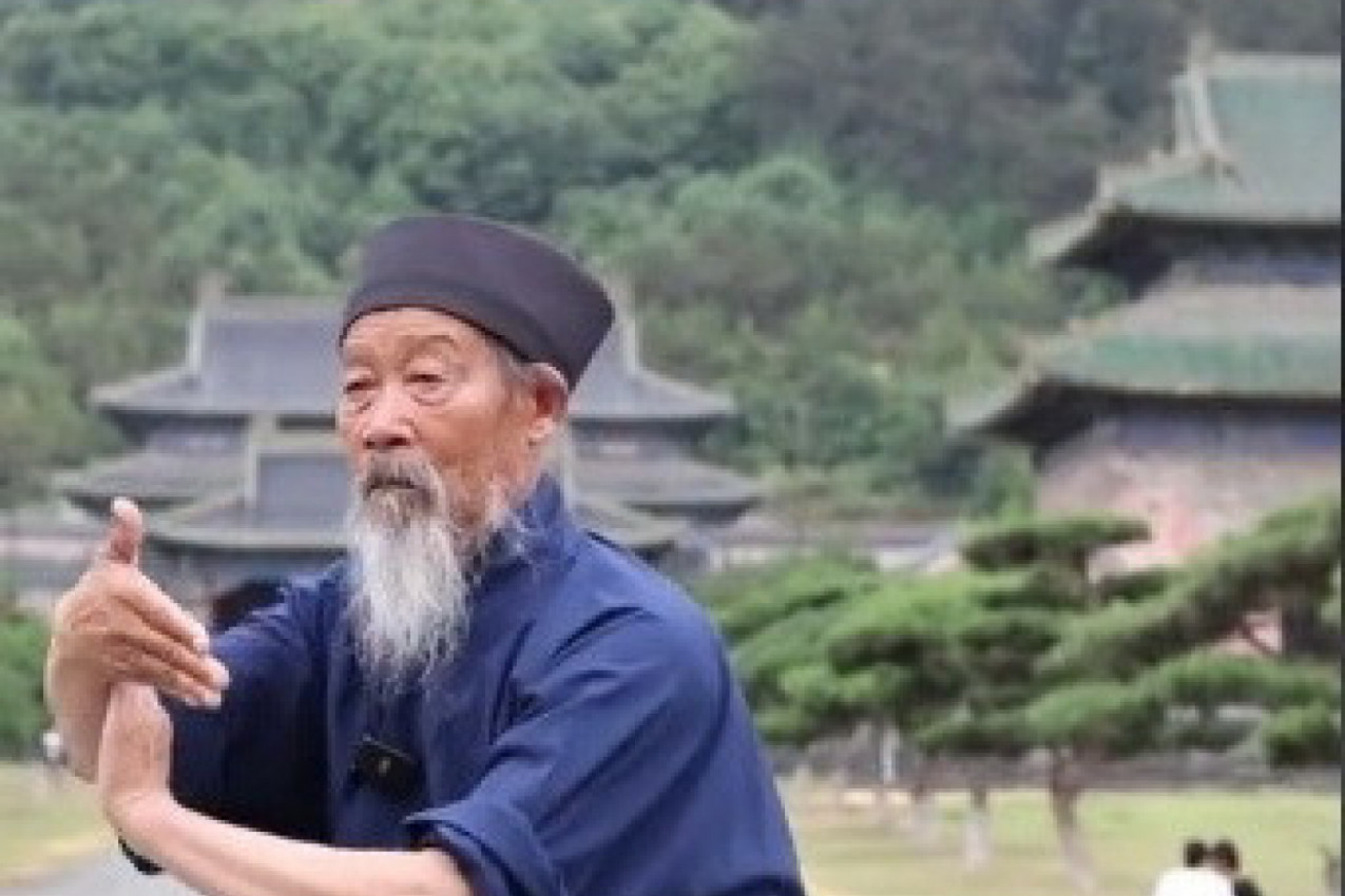 OVAJ STARAC JE NEUNIŠTIV! Kad vidite šta može da uradi u 80. godini, zanemećete! (VIDEO)