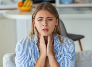 PRITAJENI SIMPTOM SMRTONOSNOG RAKA JAVLJA SE DOK GOVORIMO: I još 12 znakova opake bolesti koji se moraju prepoznati na vreme!