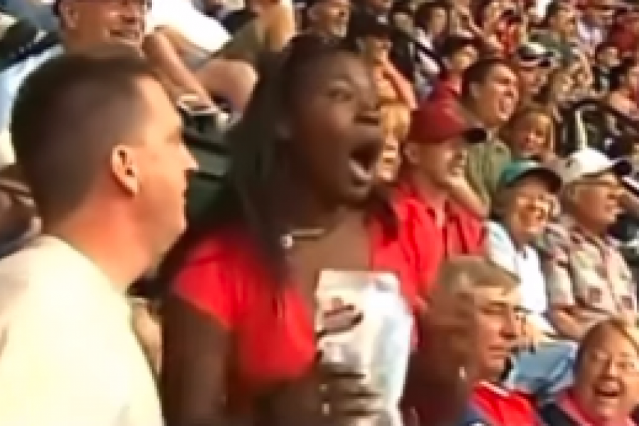 BILI SU NA UTAKMICI I NJIHOVI LIKOVI SU SE POJAVILI NA VELIKOM EKRANU: Devojka je pala u trans, a onda joj je dečko nešto pokazao i zavladao je tajac, pa krik! (FOTO/VIDEO)