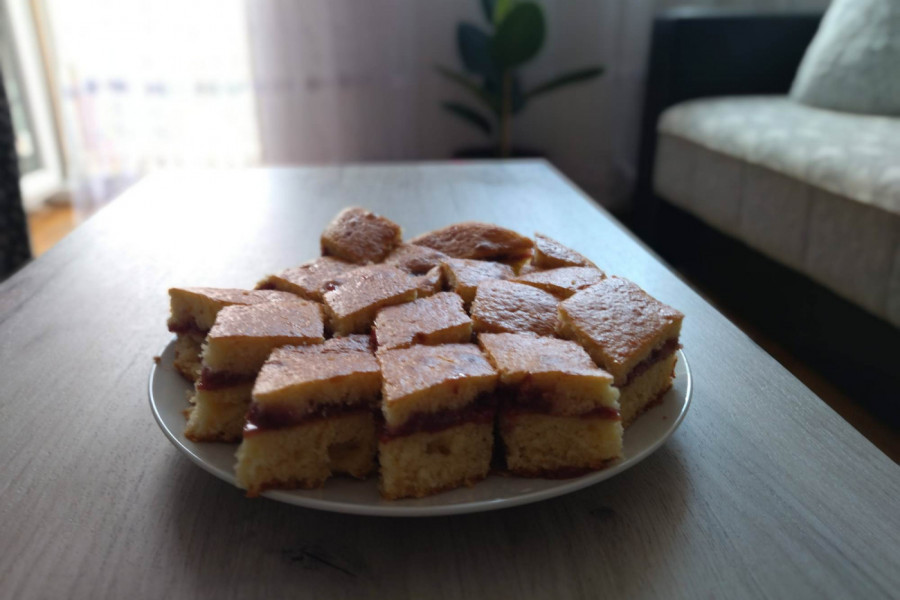 DOMAĆI KOLAČ S DŽEMOM PO RECEPTU NAŠIH MAMA! Napravite ga za samo 15 minuta, idealan je ako očekujete goste!