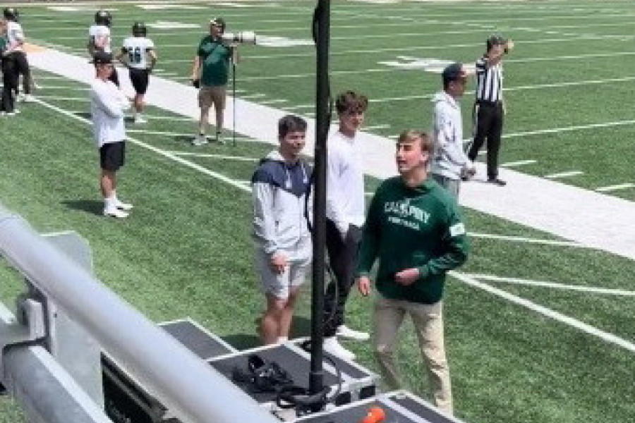 IGRAO JE UTAKMICU, A ONDA POGLEDAO KA TRIBINAMA I UGLEDAO NEŠTO ŠOKANTNO: Nije znao kako da reaguje, skočio je u neverici, usledila je scena koja tera suze na oči! (VIDEO)