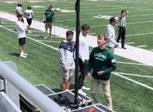 IGRAO JE UTAKMICU, A ONDA POGLEDAO KA TRIBINAMA I UGLEDAO NEŠTO ŠOKANTNO: Nije znao kako da reaguje, skočio je u neverici, usledila je scena koja tera suze na oči! (VIDEO)