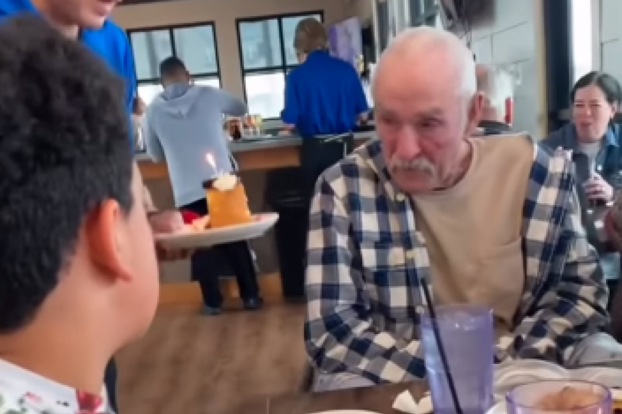 SVET PLAČE ZBOG OVOG DEKE, SUZE SAME TEKU: Sedeo je u restoranu, a onda mu je iznenada prišao konobar i stavio nešto pred njeda, usledio je TAJAC, PA ŠOK! (FOTO/VIDEO)