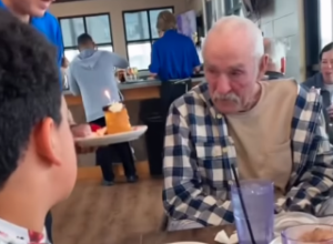 SVET PLAČE ZBOG OVOG DEKE, SUZE SAME TEKU: Sedeo je u restoranu, a onda mu je iznenada prišao konobar i stavio nešto pred njeda, usledio je TAJAC, PA ŠOK! (FOTO/VIDEO)