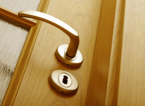 DA LI ZNATE ZAŠTO SE KVAKE ZA ULAZNA VRATA PRAVE OD MESINGA? Nismo ni bili svesni da se iza svega kriju zdravstveni razlozi, evo o čemu je reč (FOTO)