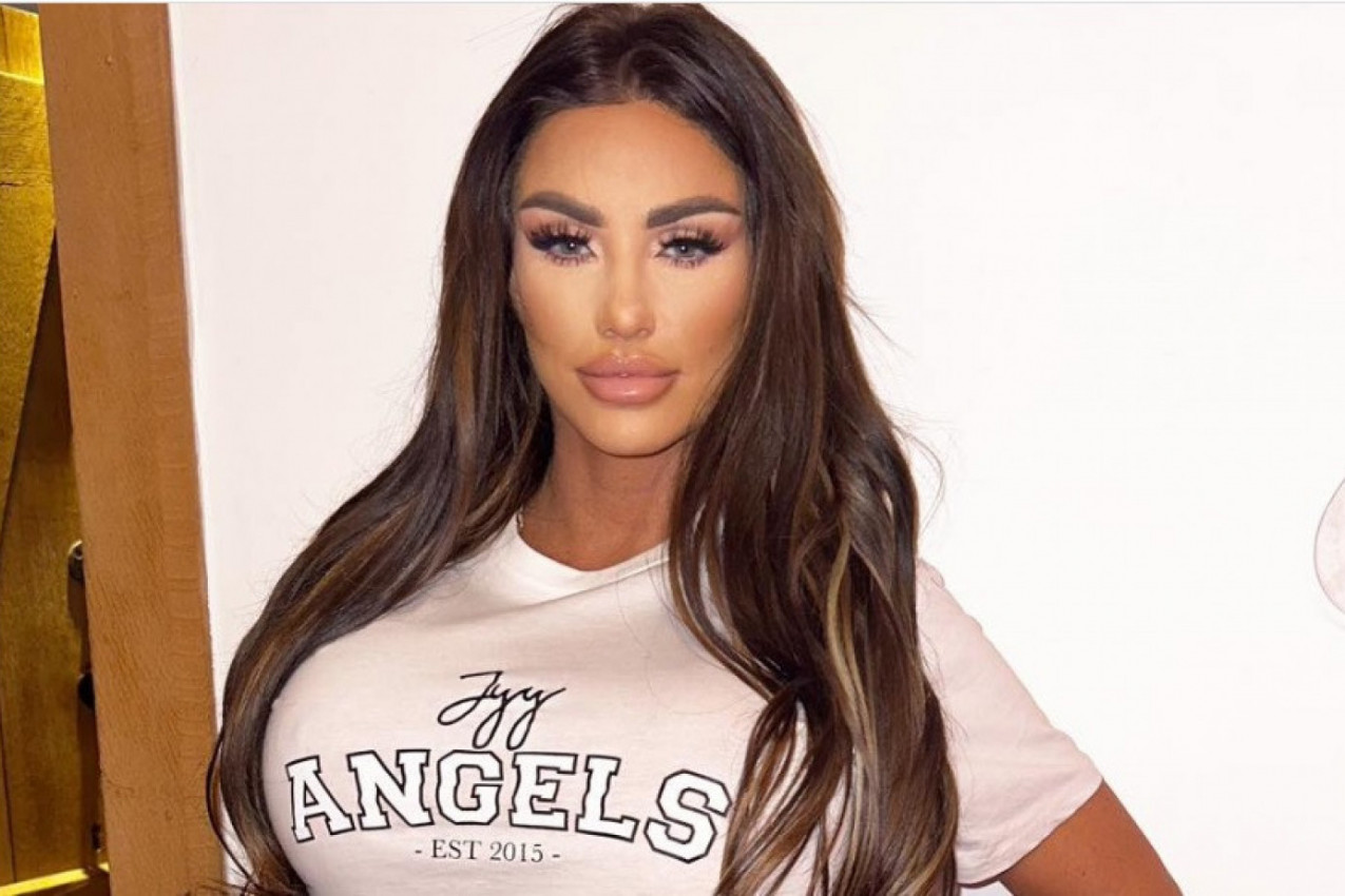 MANEKENKA POKAZALA NAJVEĆE SILIKONE IKAD: Svet u šoku kako ove grudi izgledaju u minijaturnom roze bikiniju, A TEK KAD SE OKRENE IZ PROFILA! (FOTO)