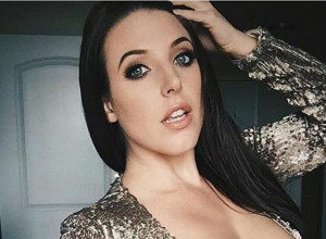 ANĐELA JE USRED SAOBRAĆAJNOG KOLAPSA PRUŽALA ZADOVOLJSTVO PARTNERU: Nekoliko trenutaka kasnije usledila je scena u koju je uključena i policija (FOTO)