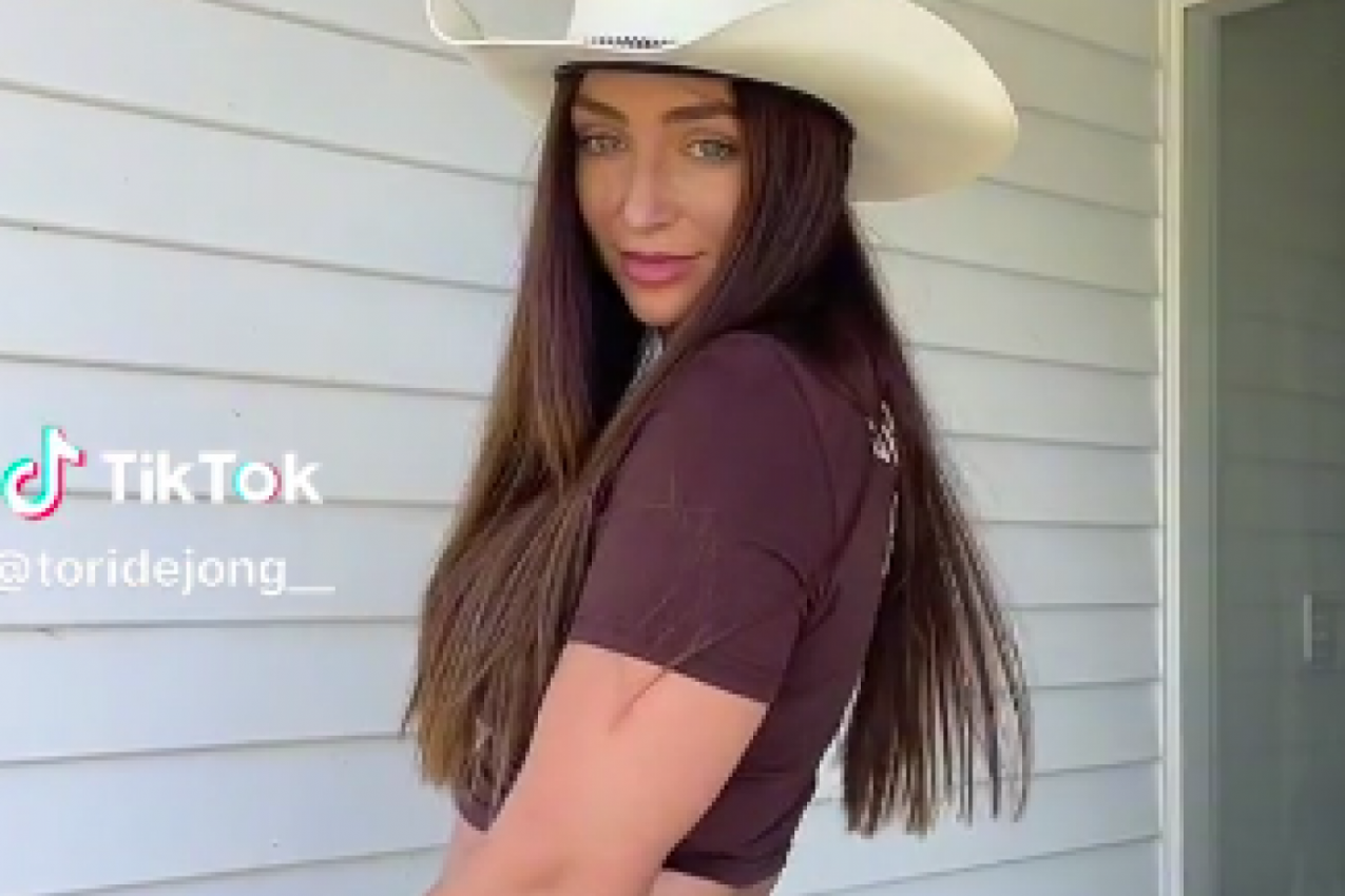 HTELA JE DA IMA ZADNJICU KAO BRAZILKE, KADA JE VIDELA REZULTAT BRIZNULA JE U PLAČ: Devojci se telo izdeformisalo, nije slušala upozorenja (VIDEO)