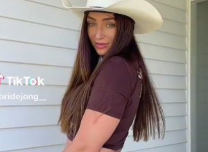 HTELA JE DA IMA ZADNJICU KAO BRAZILKE, KADA JE VIDELA REZULTAT BRIZNULA JE U PLAČ: Devojci se telo izdeformisalo, nije slušala upozorenja (VIDEO)